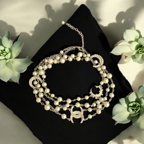 Jewelry - Elegant Pearl Necklace